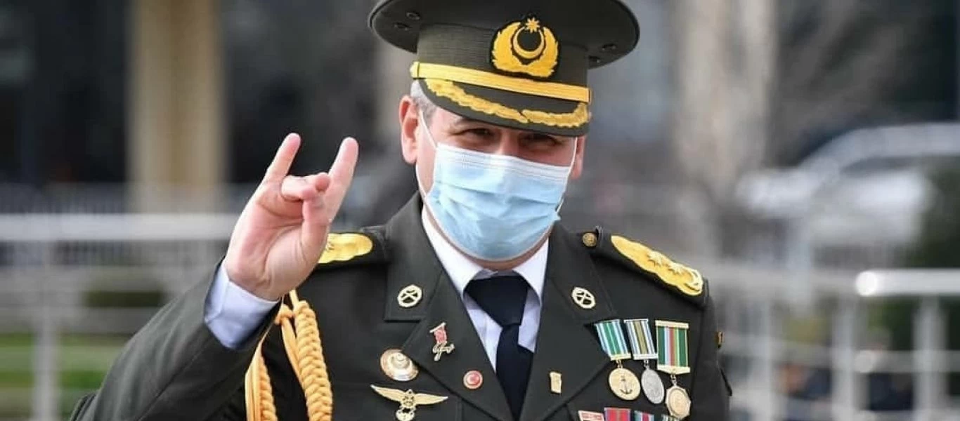 Πίστη στην Τουρκία εξέφρασε Αζέρος στρατηγός κάνοντας το σήμα των… «Γκρίζων Λύκων»! (φώτο)